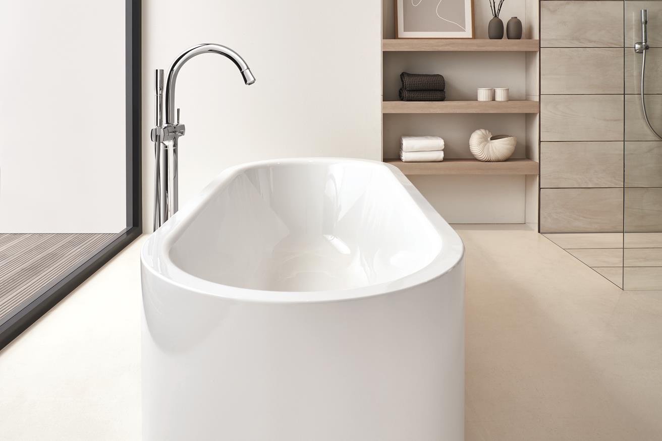 Side view White bath tub Grohe sink chrom Grandera